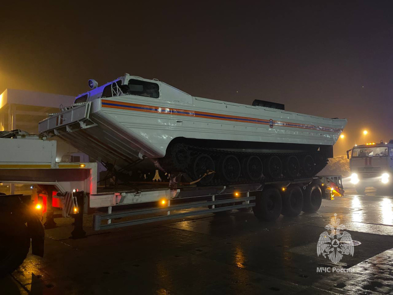 Группировка Волжского спасательного центра МЧС России выдвинулась в Оренбургскую область.