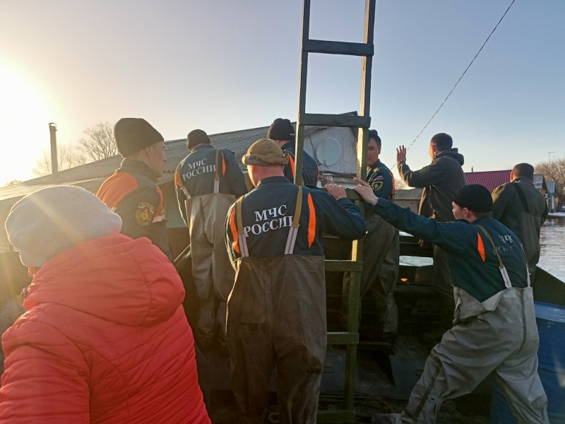 Спасатели центра продолжают оказывать помощь населению Оренбургской области.