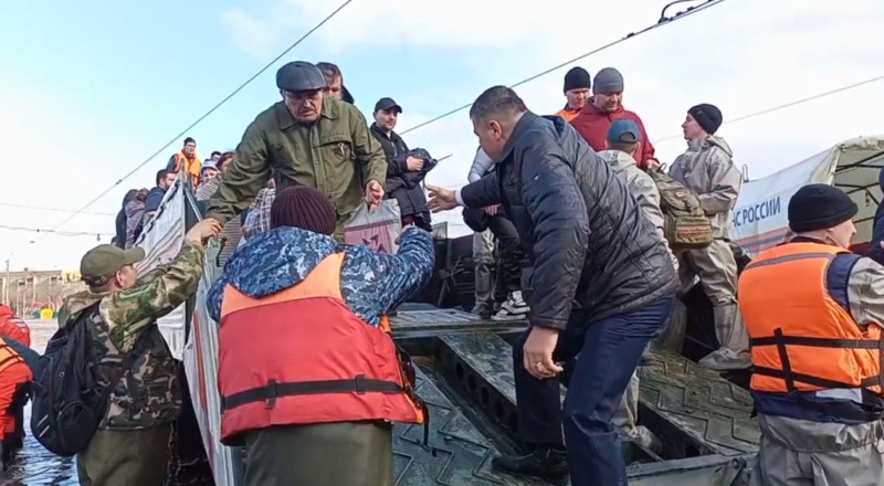 Спасатели центра продолжают оказывать помощь населению Оренбургской области.