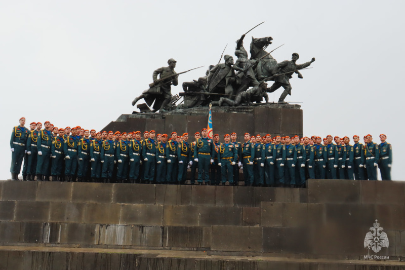 Парадный расчет Волжского спасательного центра МЧС России принял участие в военном параде Победы