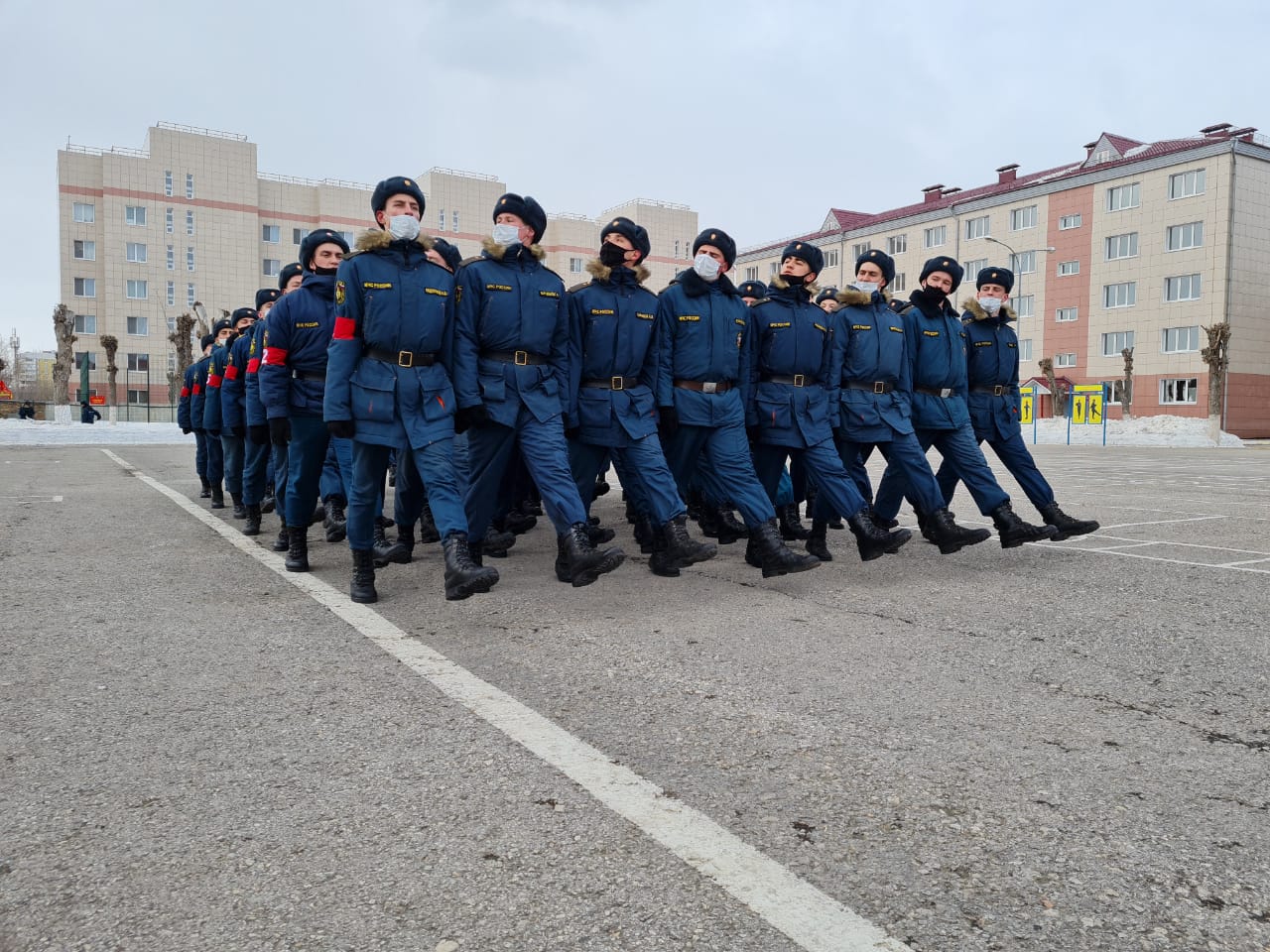 Военнослужащие спасательного центра готовятся к параду, посвященному 76-й годовщине Победы в Великой Отечественной войне 1941 - 1945 годов