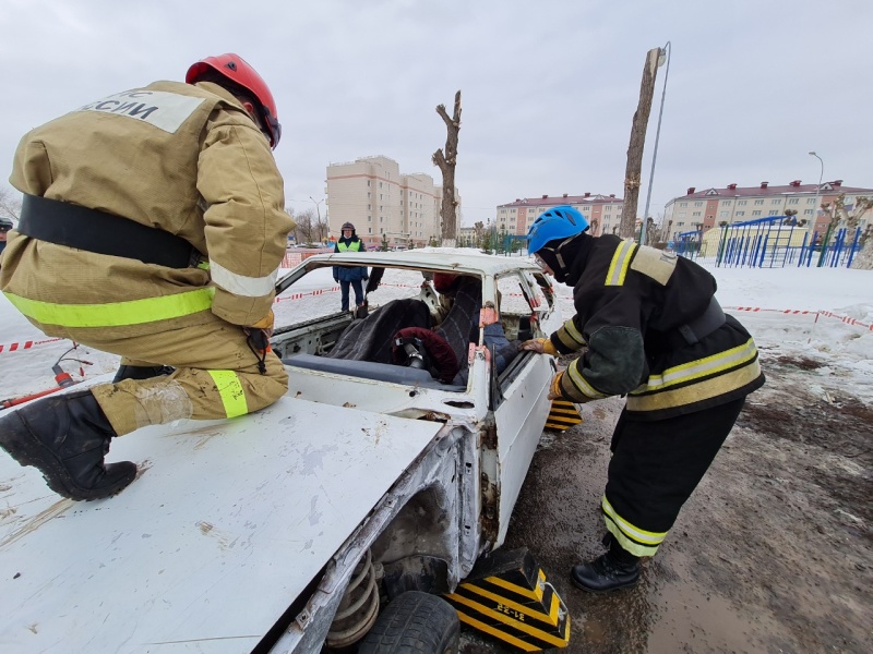 В Волжском спасательном центре прошел первый этап соревнований на звание «Лучшая команда МЧС России по проведению аварийно – спасательных работ при ликвидации чрезвычайных ситуаций на автомобильном транспорте»