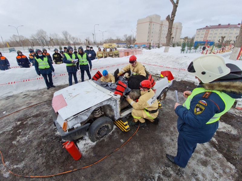 В Волжском спасательном центре прошел первый этап соревнований на звание «Лучшая команда МЧС России по проведению аварийно – спасательных работ при ликвидации чрезвычайных ситуаций на автомобильном транспорте»