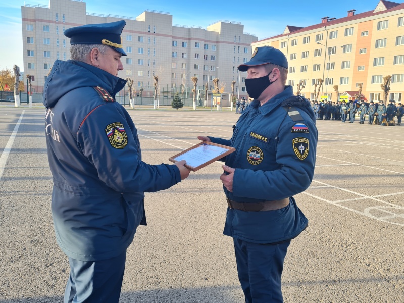 В Волжском спасательном центре прошли строевой смотр зимней формы одежды и награждение по итогам смотра парка и парковых помещений