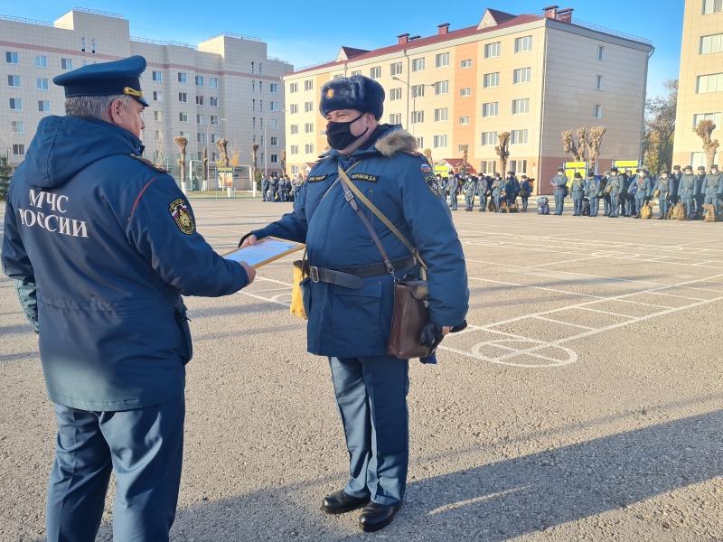 В Волжском спасательном центре прошли строевой смотр зимней формы одежды и награждение по итогам смотра парка и парковых помещений