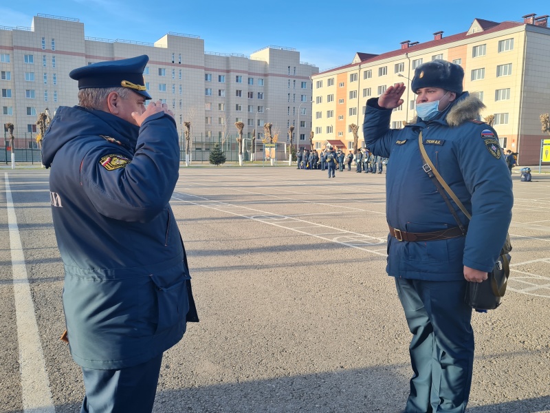 В Волжском спасательном центре прошли строевой смотр зимней формы одежды и награждение по итогам смотра парка и парковых помещений