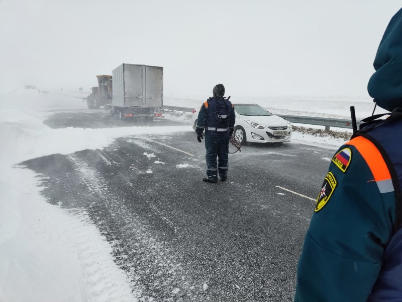 Группировка Волжского спасательного центра оказала помощь на участке снежного затора в Алексеевском районе