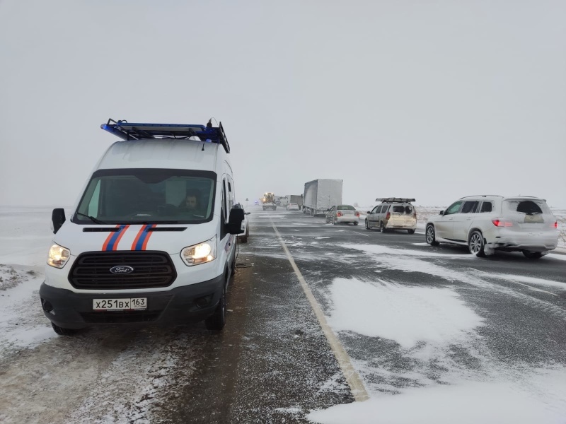 Группировка Волжского спасательного центра оказала помощь на участке снежного затора в Алексеевском районе Группировка Волжского спасательного центра оказала помощь на участке снежного затора в Алексеевском районе