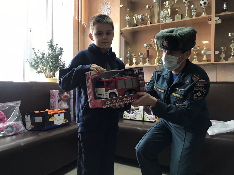 Сотрудники Волжского спасательного центра поздравили воспитанников детского дома с наступающим Новым годом.