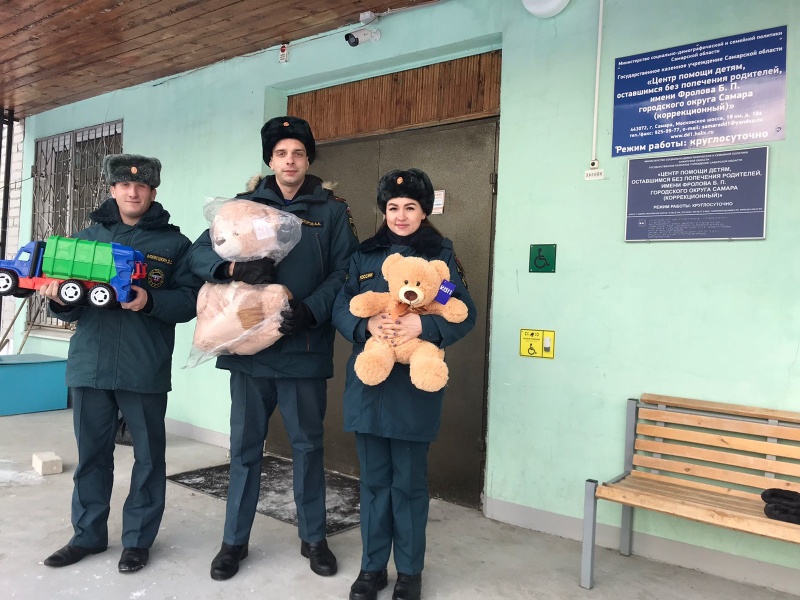 Сотрудники Волжского спасательного центра поздравили воспитанников детского дома с наступающим Новым годом.