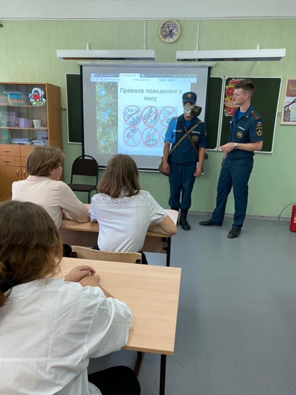 В День знаний спасатели Центра провели «Урок мужества»