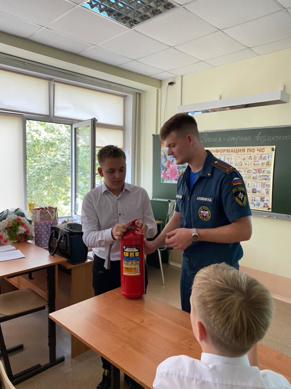 В День знаний спасатели Центра провели «Урок мужества»