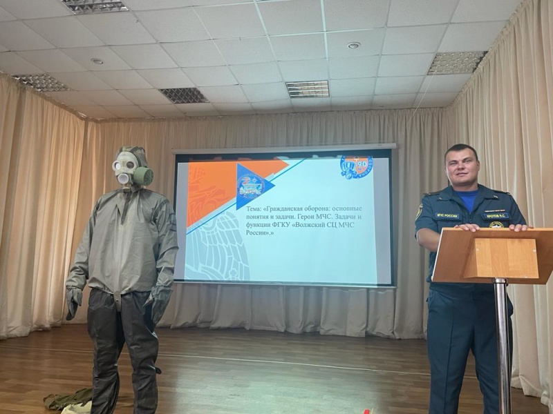 В День знаний спасатели Центра провели «Урок мужества»