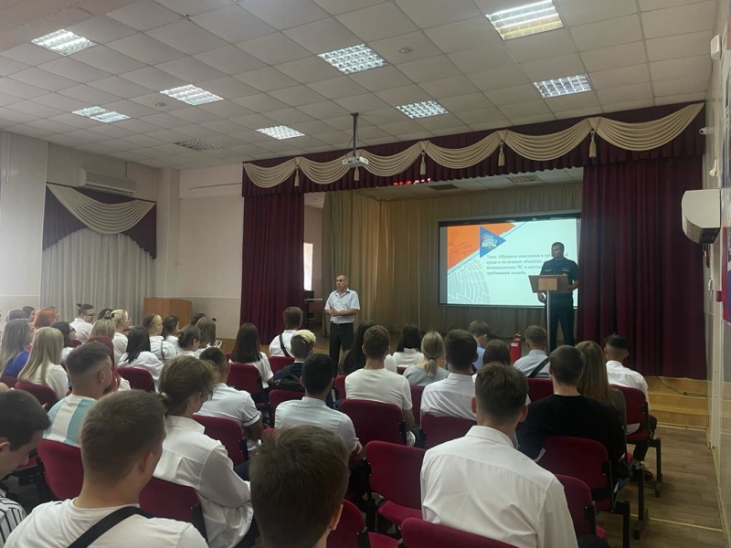 В День знаний спасатели Центра провели «Урок мужества»