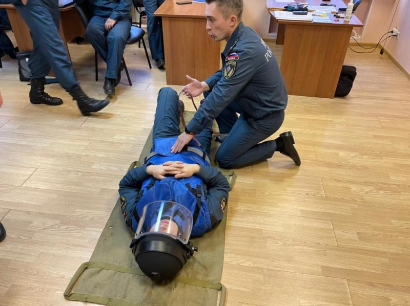 Специалист центра спасательной группы проведения пиротехнических и взрывных работ проходит обучение по поиску и обнаружению взрывоопасных предметов