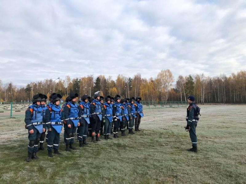 Специалист центра спасательной группы проведения пиротехнических и взрывных работ проходит обучение по поиску и обнаружению взрывоопасных предметов
