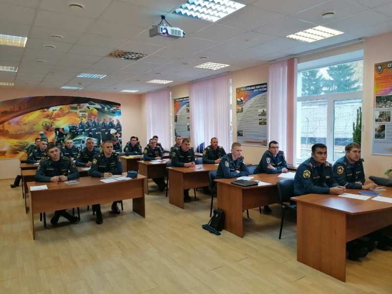 Специалист центра спасательной группы проведения пиротехнических и взрывных работ проходит обучение по поиску и обнаружению взрывоопасных предметов