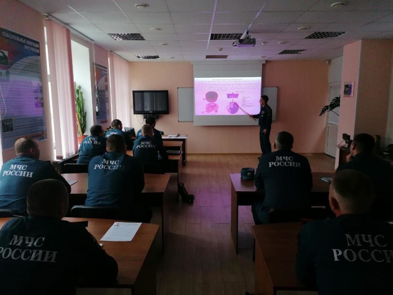 Специалист центра спасательной группы проведения пиротехнических и взрывных работ проходит обучение по поиску и обнаружению взрывоопасных предметов