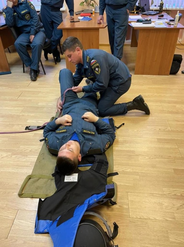 Специалист центра спасательной группы проведения пиротехнических и взрывных работ проходит обучение по поиску и обнаружению взрывоопасных предметов