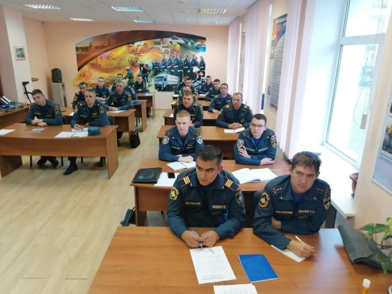 Специалист центра спасательной группы проведения пиротехнических и взрывных работ проходит обучение по поиску и обнаружению взрывоопасных предметов