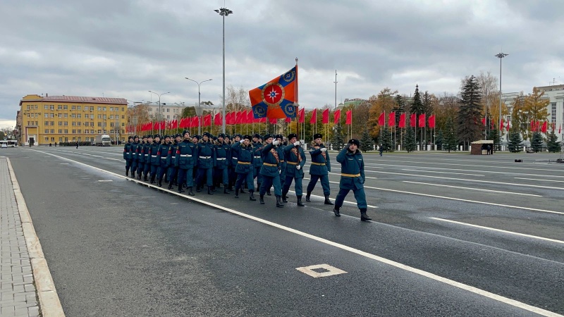 Репетиция парада памяти на площади Куйбышева