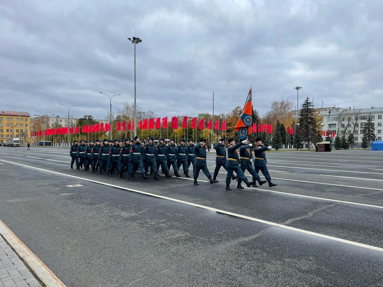 Парад 7 ноября самара 2023. Парад памяти 7 ноября Самара МЧС. Парад на площади Куйбышева 2022 7 ноября. Парад России. Парад памяти Куйбышев.