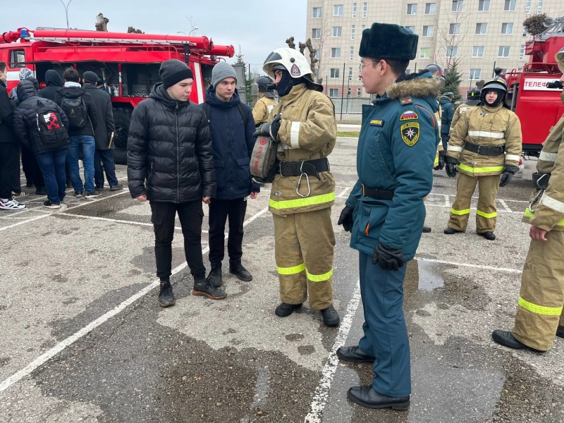 В Волжском спасательном центре провели экскурсию в рамках всероссийских допризывных сборов для учащихся 10-х классов