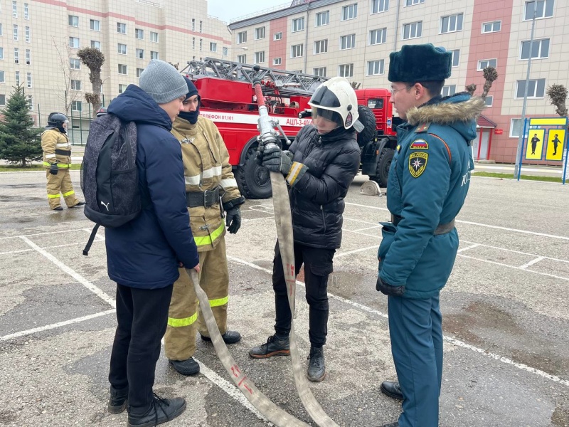 В Волжском спасательном центре провели экскурсию в рамках всероссийских допризывных сборов для учащихся 10-х классов