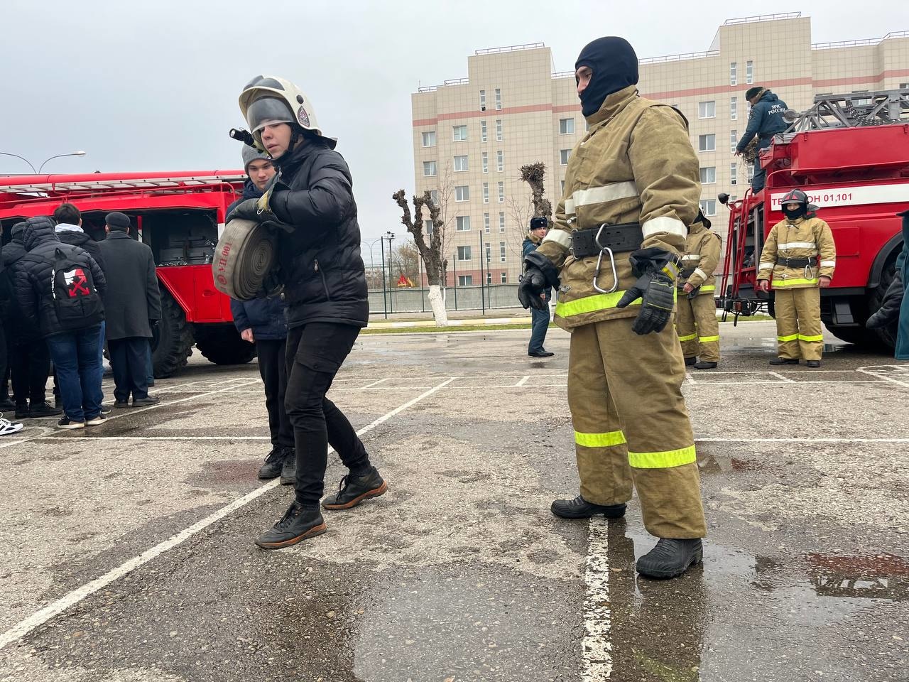 В Волжском спасательном центре провели экскурсию в рамках всероссийских  допризывных сборов для учащихся 10-х классов - Новости - ФГКУ 