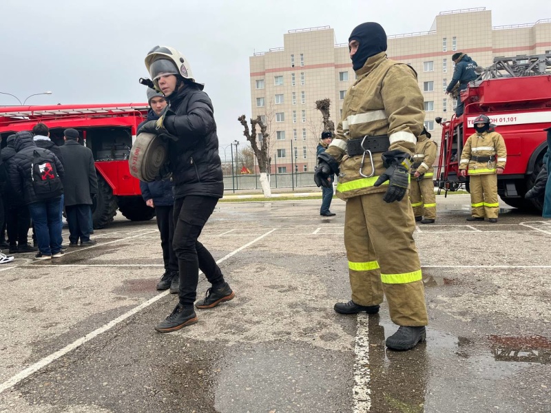 В Волжском спасательном центре провели экскурсию в рамках всероссийских допризывных сборов для учащихся 10-х классов