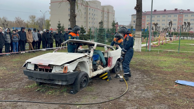 В Волжском спасательном центре провели экскурсию в рамках всероссийских допризывных сборов для учащихся 10-х классов