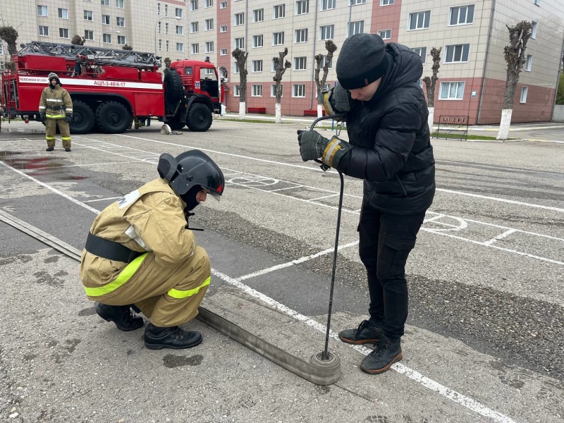 В Волжском спасательном центре провели экскурсию в рамках всероссийских допризывных сборов для учащихся 10-х классов