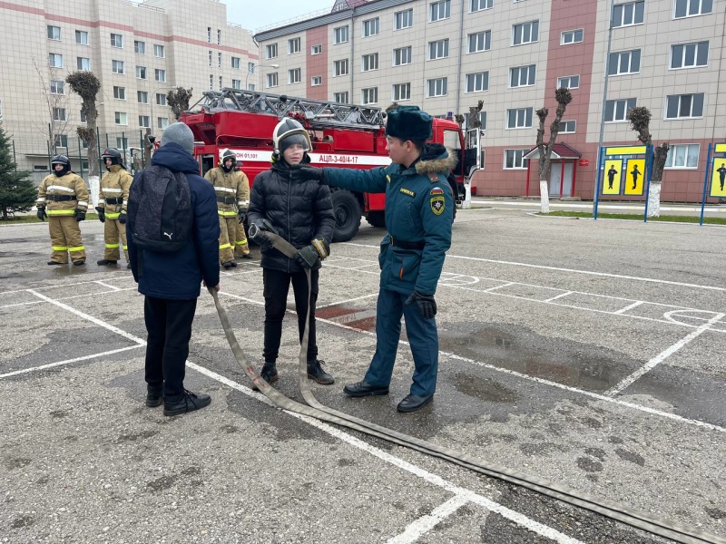 В Волжском спасательном центре провели экскурсию в рамках всероссийских допризывных сборов для учащихся 10-х классов