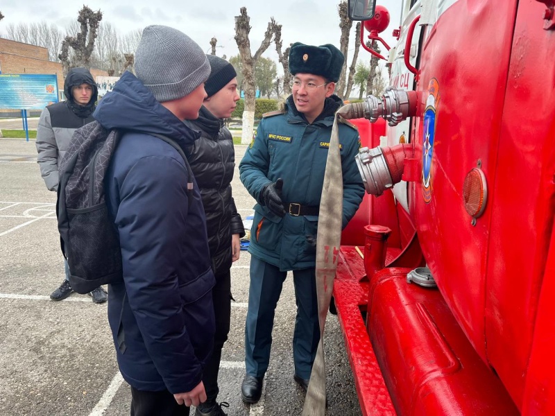 В Волжском спасательном центре провели экскурсию в рамках всероссийских допризывных сборов для учащихся 10-х классов