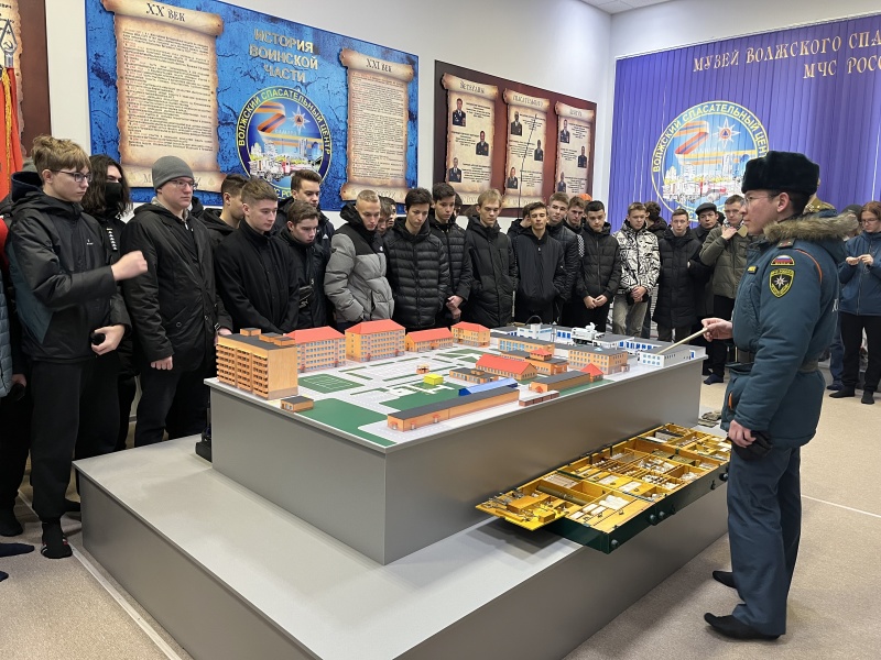 В Волжском спасательном центре провели экскурсию в рамках всероссийских допризывных сборов для учащихся 10-х классов
