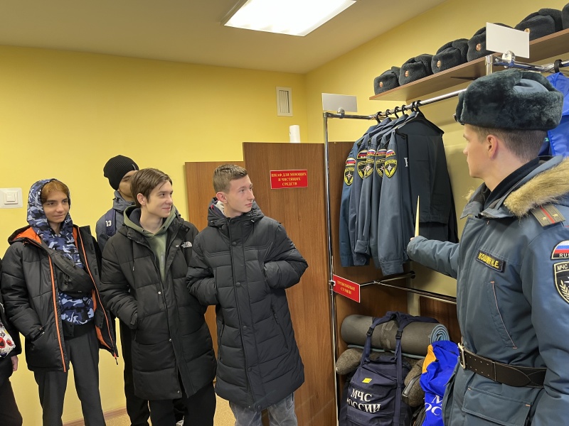 В Волжском спасательном центре провели экскурсию в рамках всероссийских допризывных сборов для учащихся 10-х классов