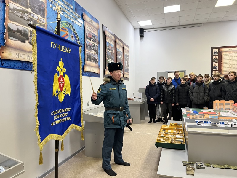 В Волжском спасательном центре провели экскурсию в рамках всероссийских допризывных сборов для учащихся 10-х классов