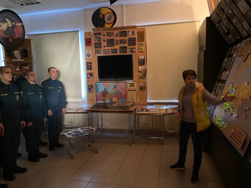 Военнослужащие Спасательного Центра посетили музей Дворца Ветеранов