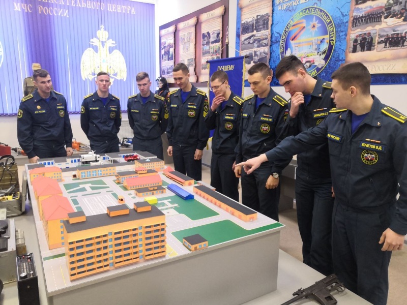 Курсанты АГЗ МЧС России посетили музей Волжского СЦ