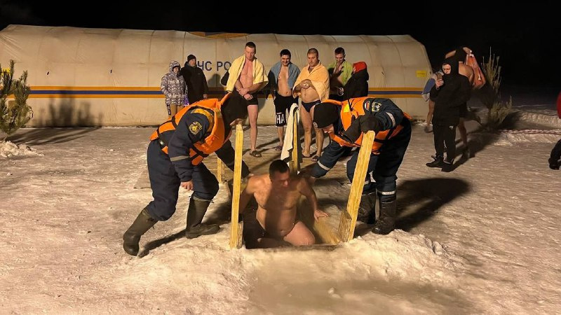 Волжский спасательный центр принял участие в обеспечении безопасности крещенских купаний