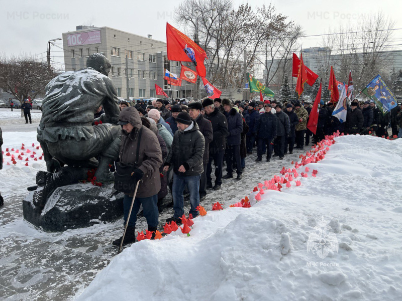 Ветераны Волжского спасательного центра приняли участие в возложении цветов к памятнику воинам - интернационалистам.