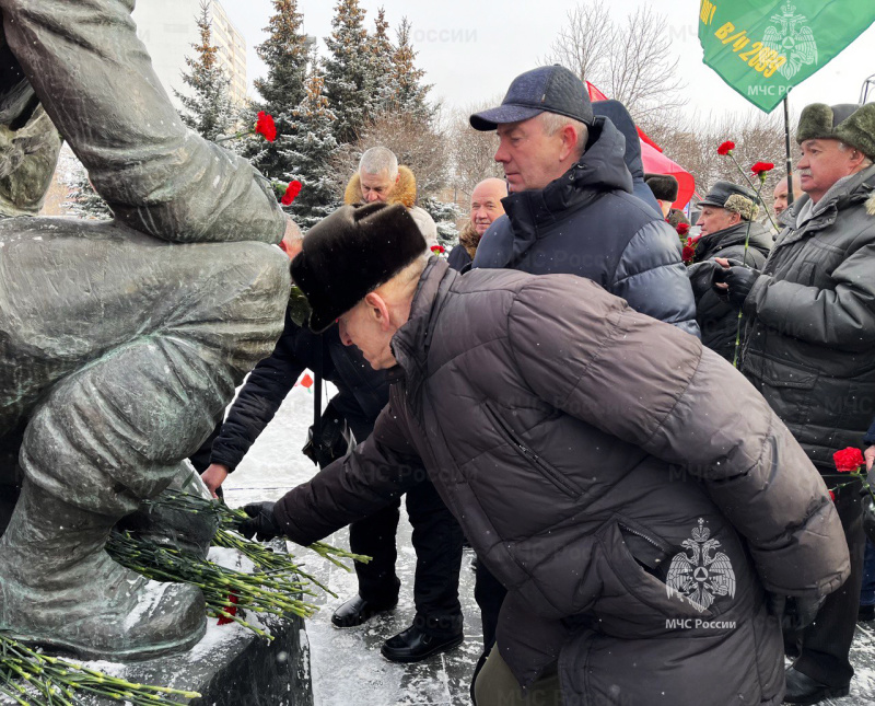 Ветераны Волжского спасательного центра приняли участие в возложении цветов к памятнику воинам - интернационалистам.