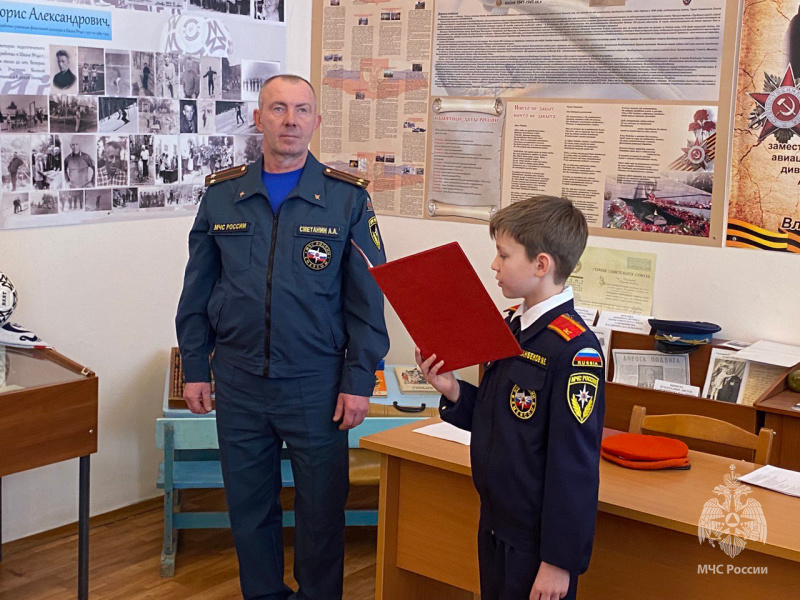 Председатель ветеранской организации спасательного центра принял присягу кадетского класса МЧС России