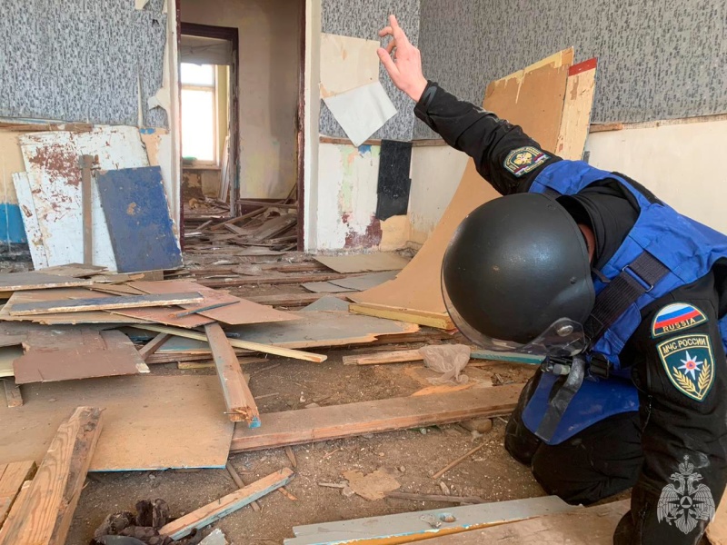 В Волжском спасательном центре проводятся пиротехнические сборы с личным составом спасательной группы проведения пиротехнических и взрывных работ