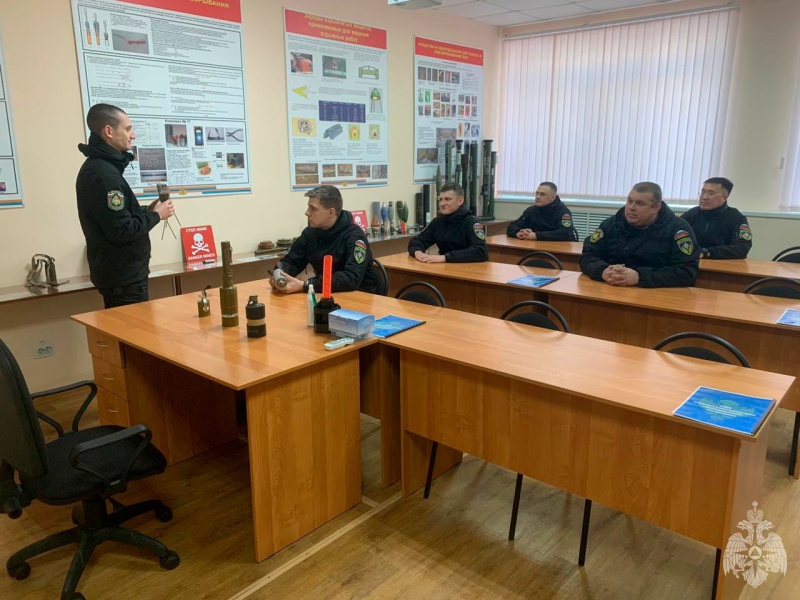 В Волжском спасательном центре проводятся пиротехнические сборы с личным составом спасательной группы проведения пиротехнических и взрывных работ