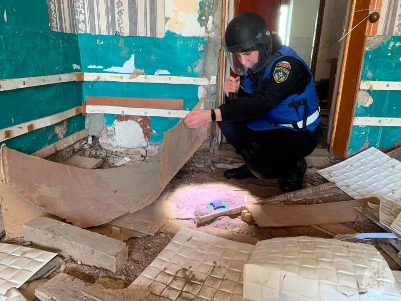 В Волжском спасательном центре проводятся пиротехнические сборы с личным составом спасательной группы проведения пиротехнических и взрывных работ