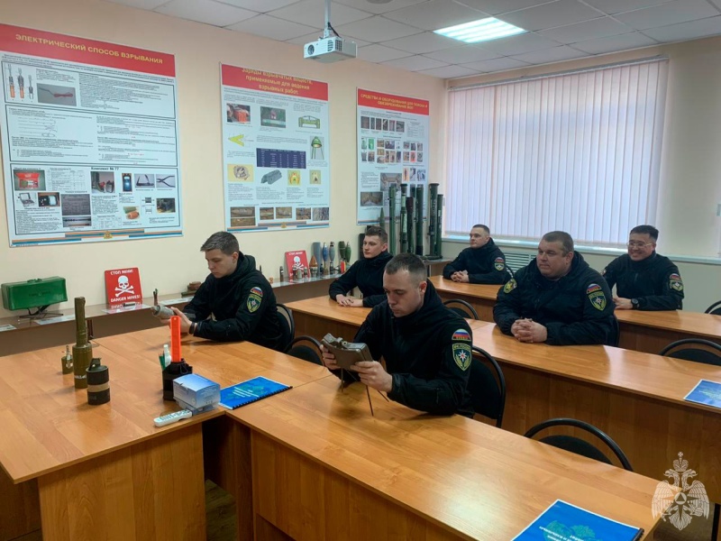 В Волжском спасательном центре проводятся пиротехнические сборы с личным составом спасательной группы проведения пиротехнических и взрывных работ