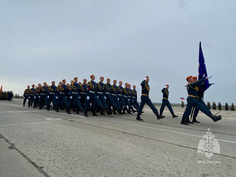 Тренировка парадного расчета спасательного центра в составе Самарского гарнизона