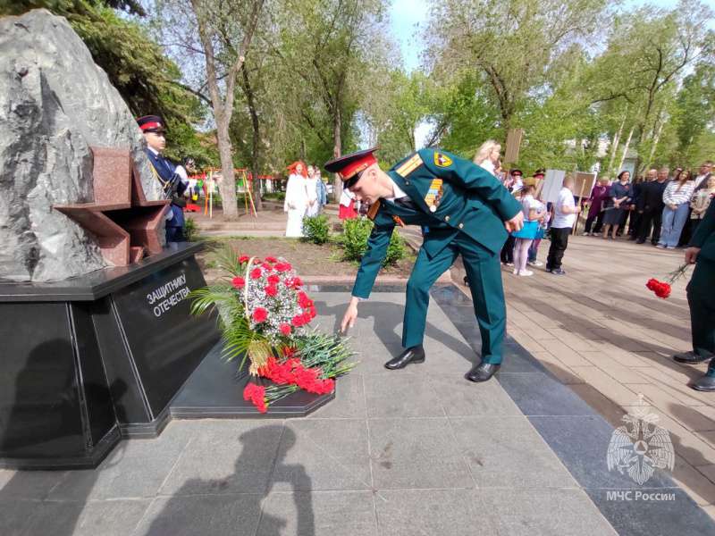 Военнослужащие спасательного центра приняли участие в церемонии возложения цветов к обелиску «Защитнику Отечества» в честь Дня Победы. Военнослужащие спасательного центра приняли участие в церемонии возложения цветов к обелиску «Защитнику Отечества» в честь Дня Победы.