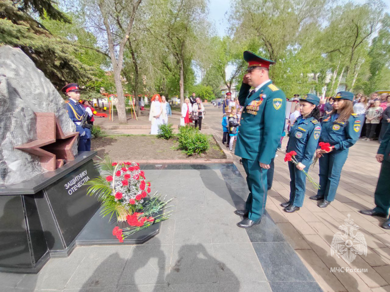 Военнослужащие спасательного центра приняли участие в церемонии возложения цветов к обелиску «Защитнику Отечества» в честь Дня Победы. Военнослужащие спасательного центра приняли участие в церемонии возложения цветов к обелиску «Защитнику Отечества» в честь Дня Победы.